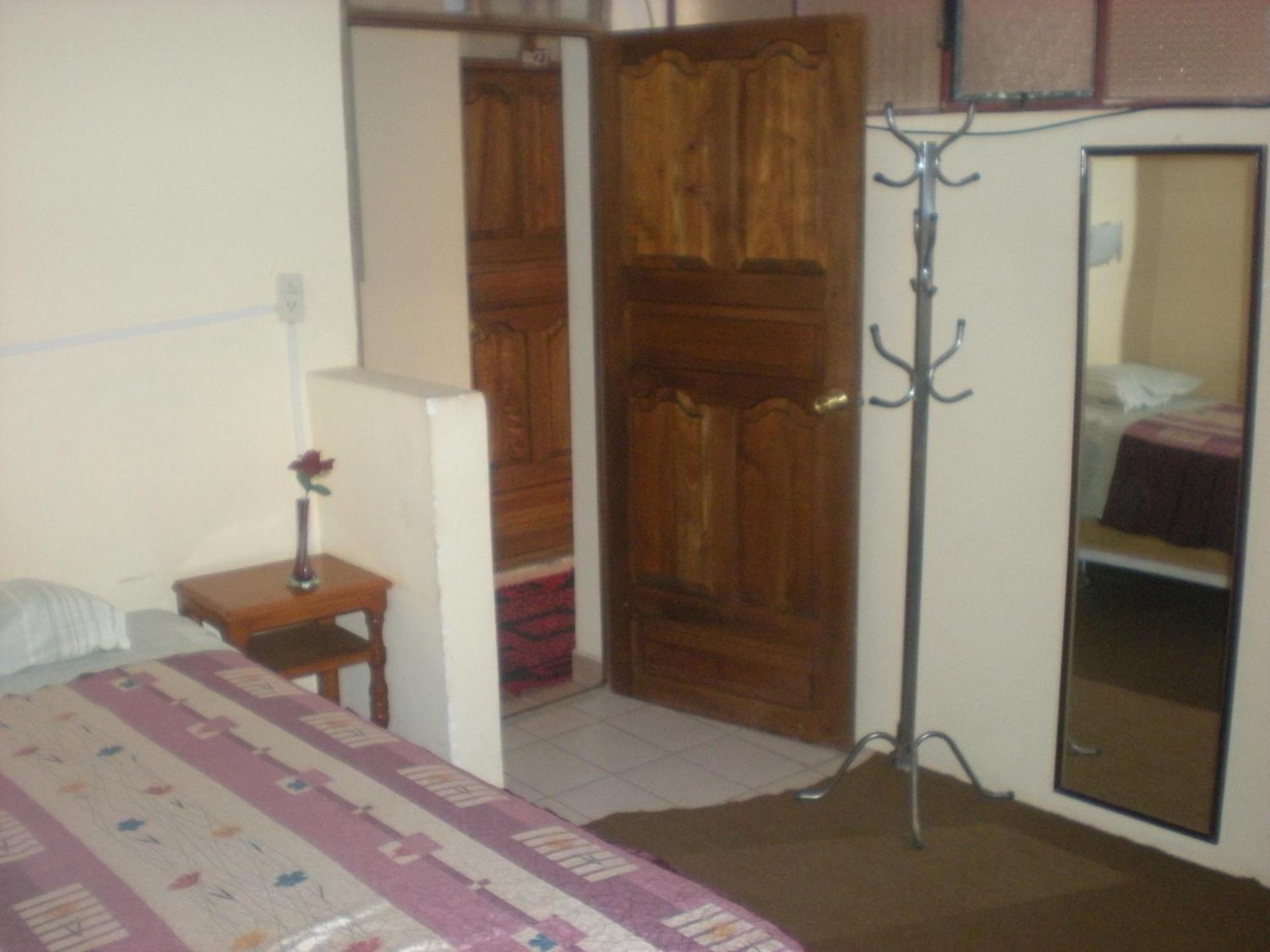 אויוני Julia Plaza Hotel חדר תמונה